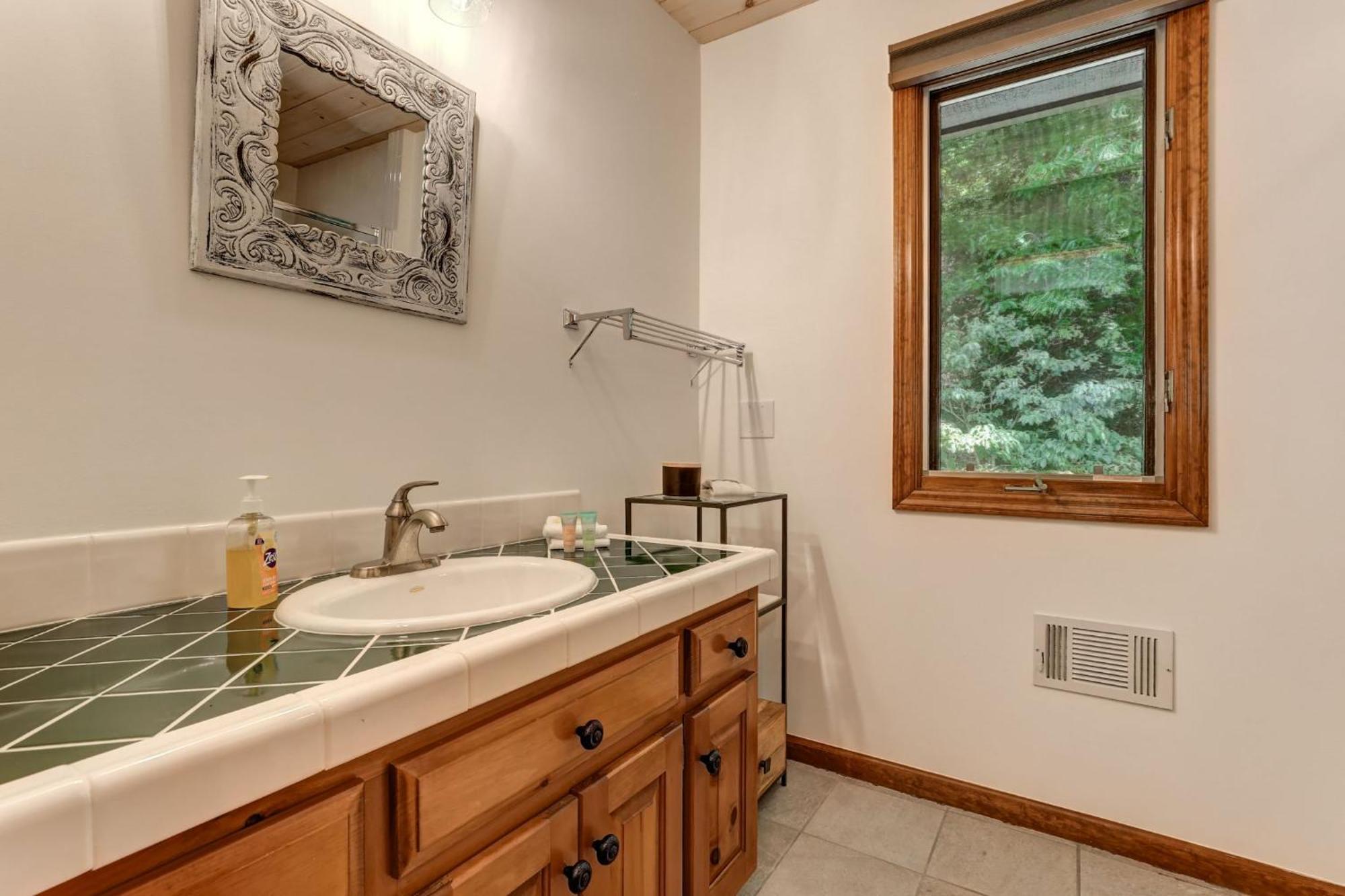 Falken Haus - Relax In Seclusion With Panoramic Lake Views Jasper Exterior photo